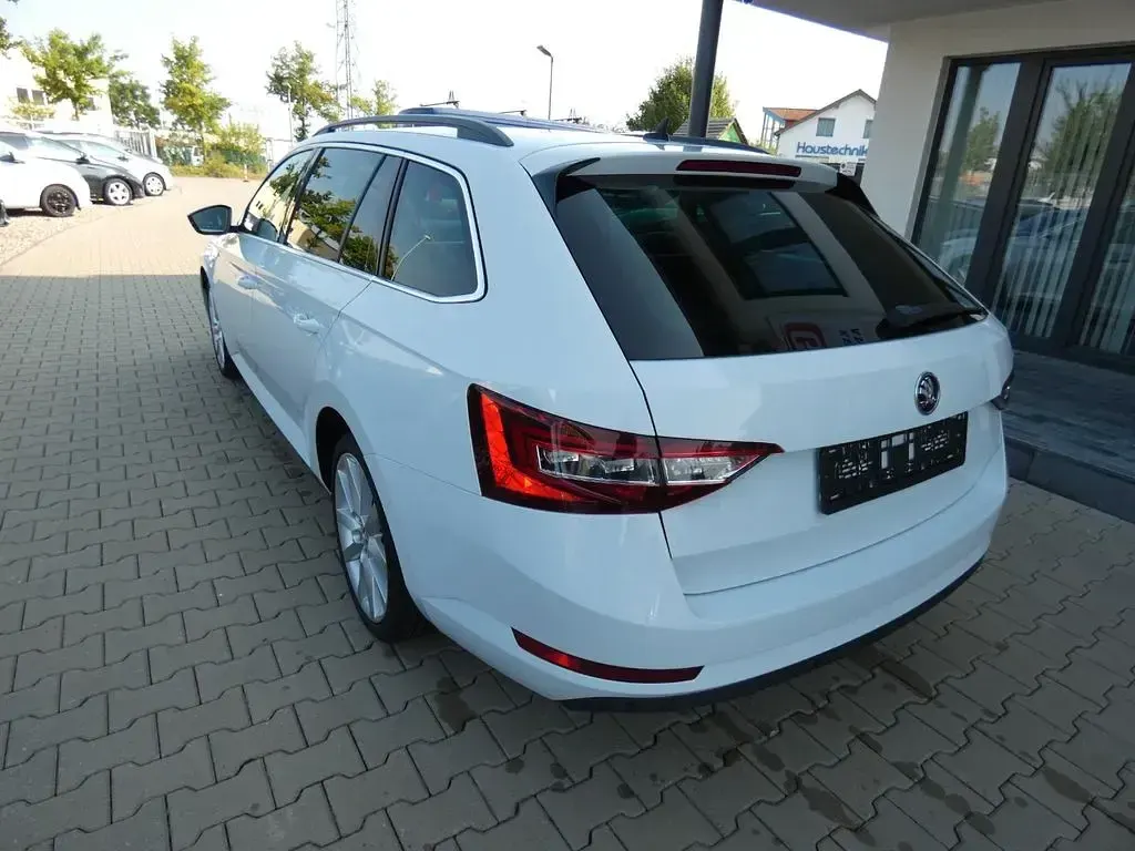 Gebraucht Skoda Superb Ambition 150 PS (110 kW) 2016 Weiß Kombi