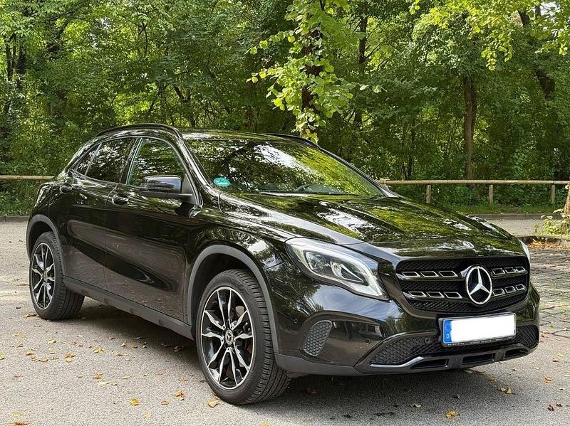 Schwarz Gebraucht 2017 Mercedes GLA220 Night SUV | 20.500 € (Superpreis) - Bild 1/4