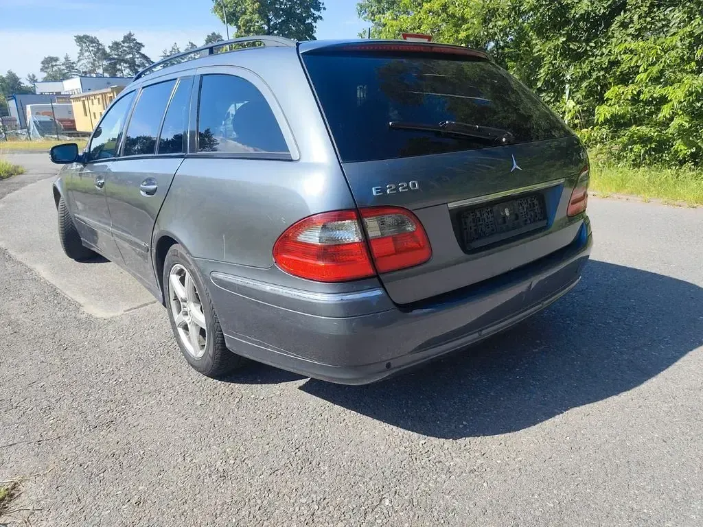 Gebraucht Mercedes E220 Elegance 170 PS (125 kW) 2009 Grau Limousine