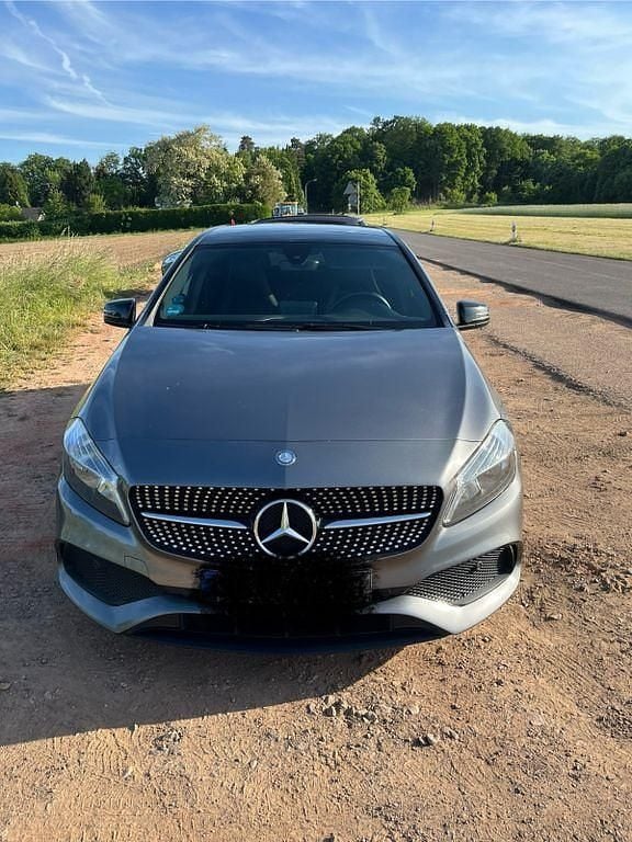 Grau Gebraucht 2015 Mercedes 220 AMG line Limousine | 18.000 € - Bild 1/4