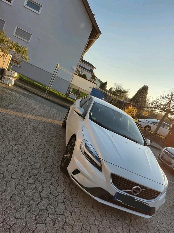 Gebraucht Volvo V40 R-Design 152 PS (111 kW) 2017 Weiß Limousine