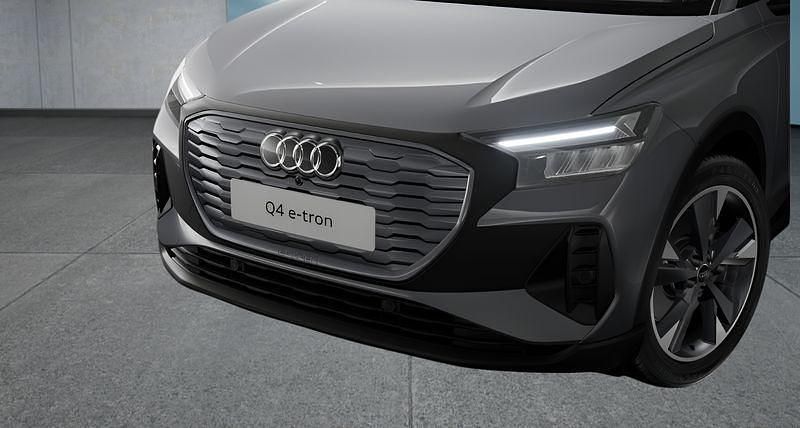 Grau Gebraucht 2025 Audi Q4 e-tron SUV | 47.449 € (Teuer) - Bild 1/4