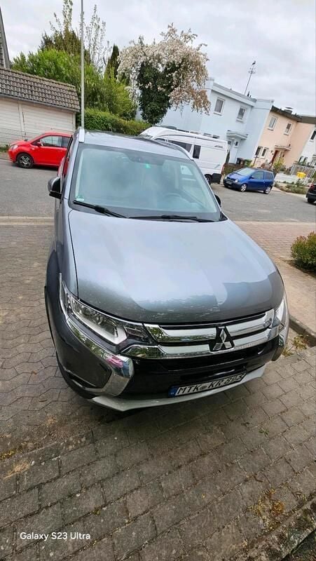 Grau Gebraucht 2016 Mitsubishi Outlander SUV | 12.500 € (Teuer) - Bild 1/4