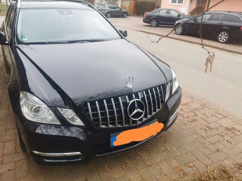 Schwarz Gebraucht 2011 Mercedes E220 Avantgarde Kombi | 11.800 € (Etwas zu teuer) - Bild 1/4