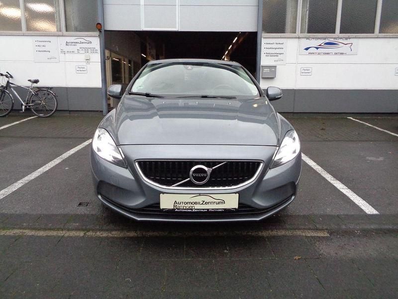 Gebraucht Volvo V40 Momentum 120 PS (88 kW) 2019 Grau Limousine