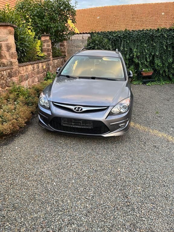 Grau Gebraucht 2012 Hyundai i30 Comfort Kombi | 3.500 € (Superpreis) - Bild 1/4