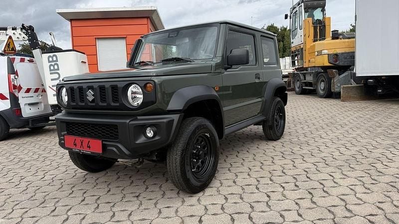 Grün Gebraucht 2023 Suzuki Jimny Comfort+ SUV | 27.880 € (Guter Preis) - Bild 1/4