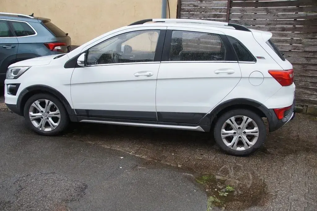 Używany Baic X25 111 KM (81 kW) 2017 Biały Sedan/Limuzyna