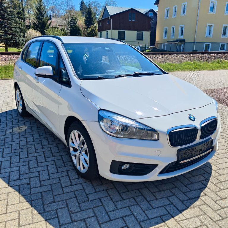 Weiß Gebraucht 2016 BMW 225 Advantage Limousine | 15.900 € (Etwas zu teuer) - Bild 1/4