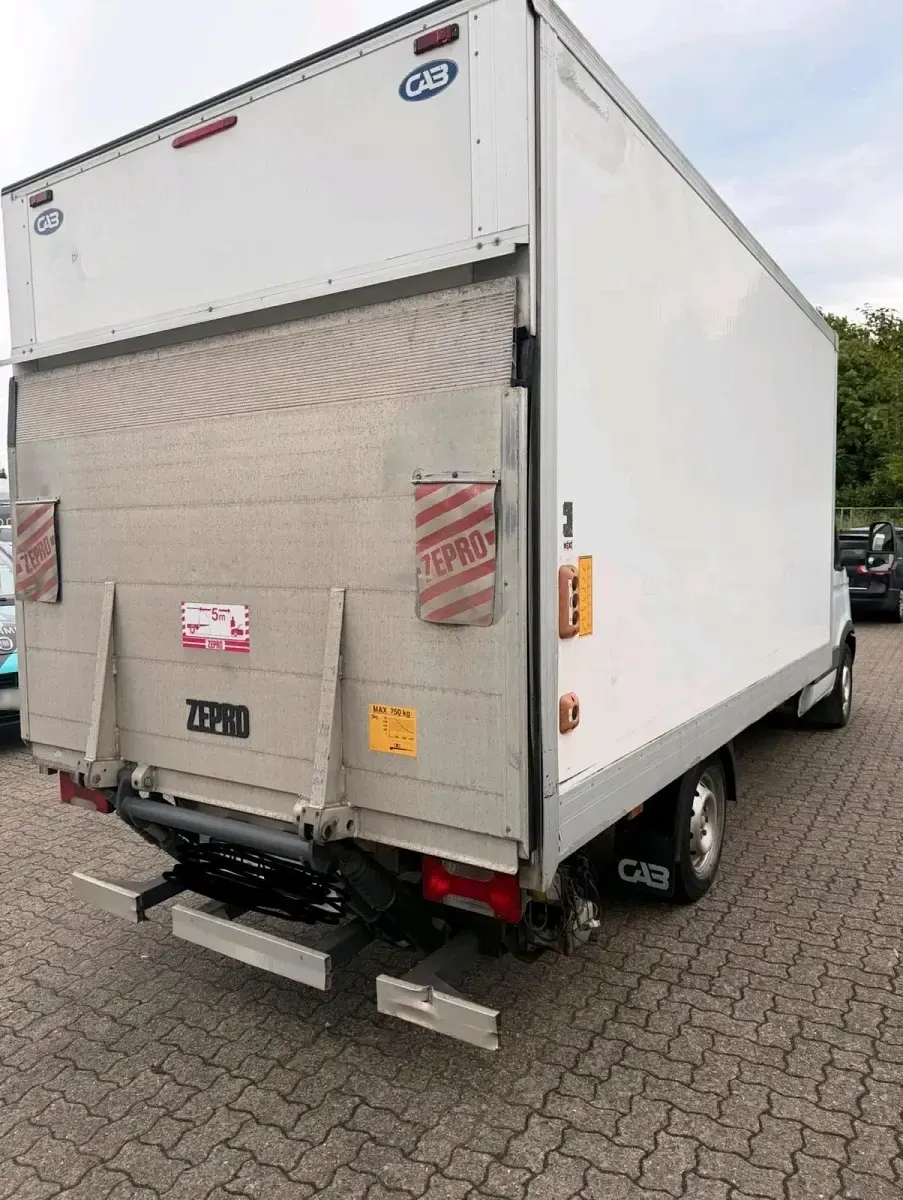Gebraucht Iveco Daily 145 PS (106 kW) 2015 Weiß Limousine