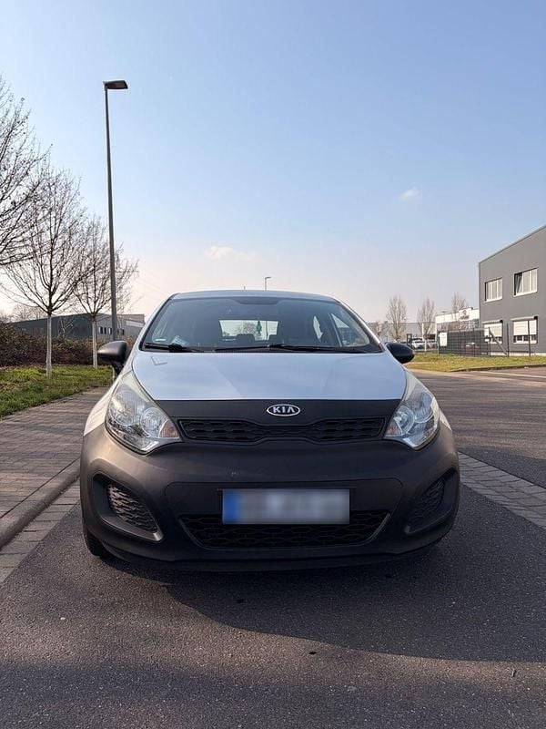 Second-hand Kia Rio Edition 7 86 CP (63 kW) 2012 Argintiu Berlinǎ