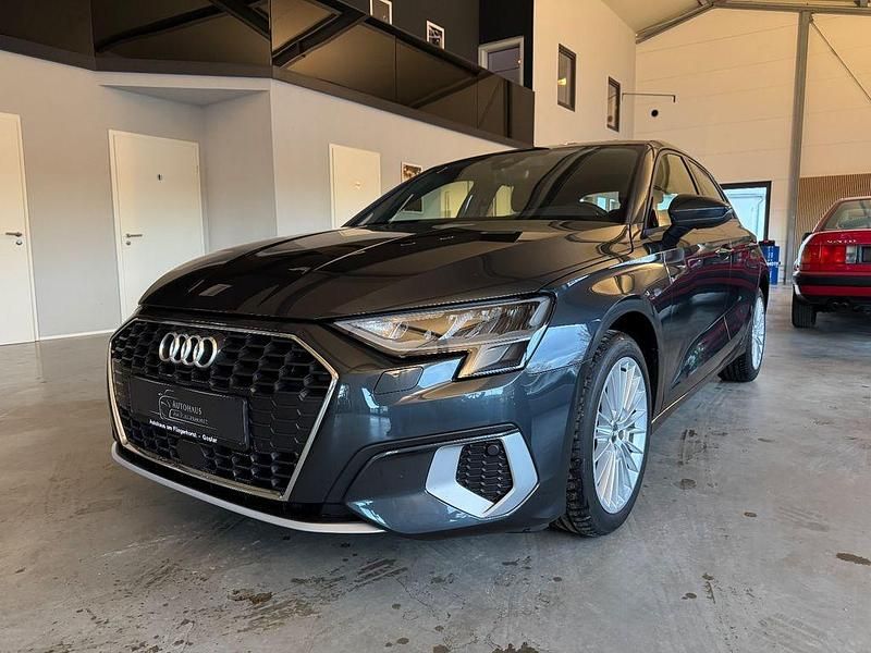 Grau Gebraucht 2022 Audi A3 Sportback Advanced Kleinwagen | 21.950 € (Guter Preis) - Bild 1/4