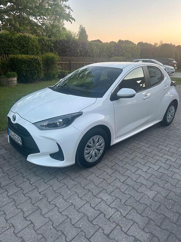 Weiß Gebraucht 2023 Toyota Yaris Hybrid Comfort Kleinwagen | 17.990 € (Superpreis) - Bild 1/4