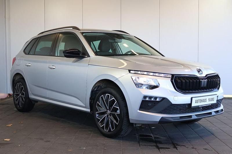 Gebraucht Skoda Kamiq Selection 95 PS (69 kW) 2024 Stribrna brilliant/ brilliants SUV