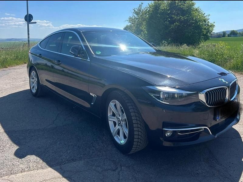 Schwarz Gebraucht 2016 BMW 330 Sport Line Limousine | 14.900 € (Superpreis) - Bild 1/4
