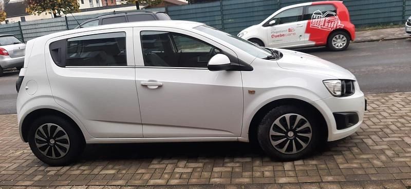 Gebraucht Chevrolet Aveo 69 PS (50 kW) 2014 Weiß Kleinwagen
