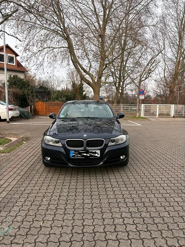 Blau Gebraucht 2009 BMW 320 Limousine | 3.300 € (Superpreis) - Bild 1/4