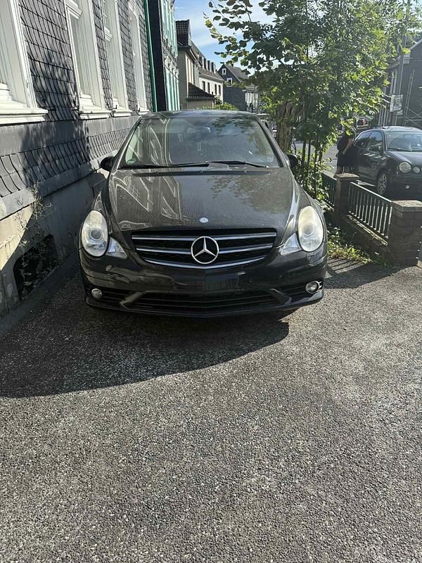 Schwarz Gebraucht 2009 Mercedes R320 Van / Kleinbus | 3.200 € (Fairer Preis) - Bild 1/4