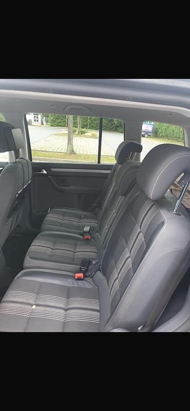 Grau Gebraucht 2012 VW Touran Van / Kleinbus | 8.500 € (Fairer Preis) - Bild 1/4