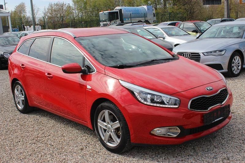 Gebraucht Kia Ceed 135 PS (99 kW) 2014 Rot Kleinwagen