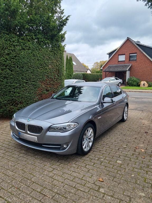 Grau Gebraucht 2012 BMW 520 Limousine | 10.900 € (Superpreis) - Bild 1/4