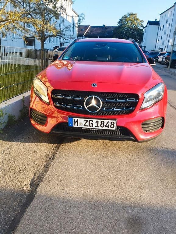 Gebraucht Mercedes GLA220 170 PS (125 kW) 2019 Rot SUV