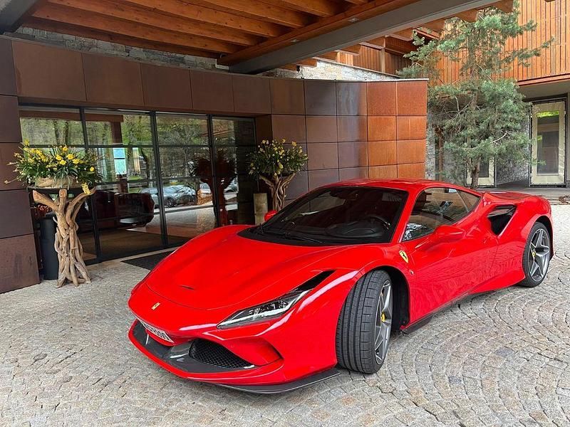 Rot Gebraucht 2021 Ferrari F8 Coupé | 299.000 € (Etwas zu teuer) - Bild 1/2