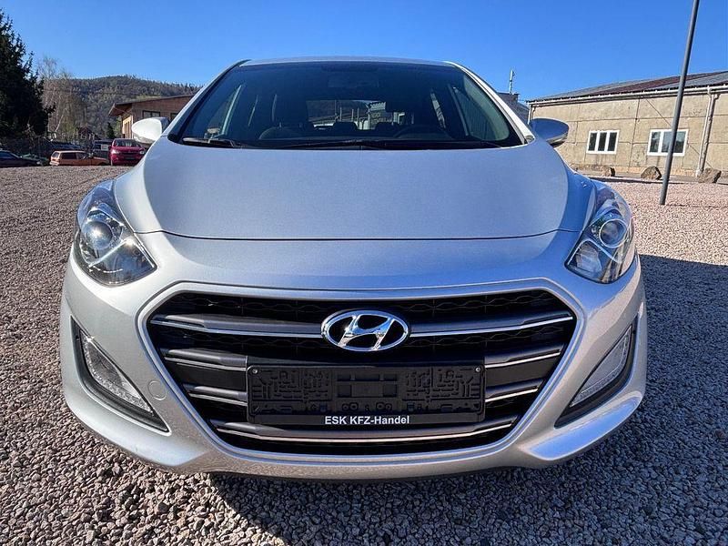 Gebraucht Hyundai i30 Passion 135 PS (99 kW) 2016 Silber Limousine