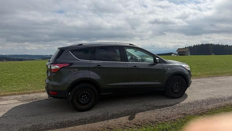 Gebraucht Ford Kuga Titanium 150 PS (110 kW) 2017 Grau SUV