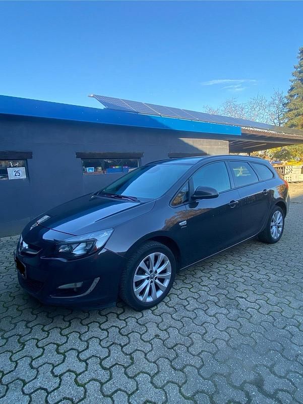 Grau Gebraucht 2013 Opel Astra Kombi | 6.400 € (Etwas zu teuer) - Bild 1/4