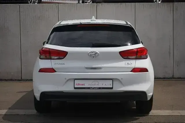 Gebraucht Hyundai i30 Trend 99 PS (72 kW) 2019 Weiß Limousine