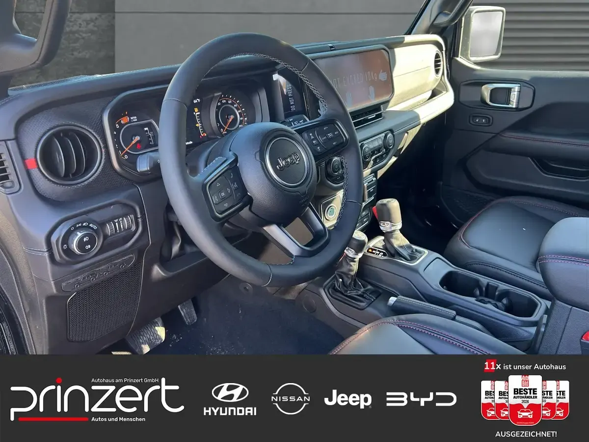 Neu Jeep Wrangler Sahara 272 PS (200 kW) 2025 Volcano black SUV