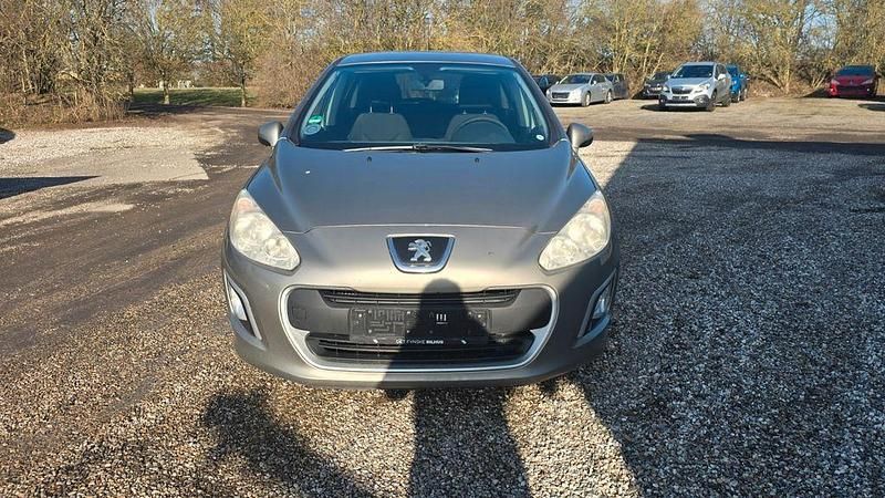 Gebraucht Peugeot 308 Style 114 PS (83 kW) 2012 Grau Limousine