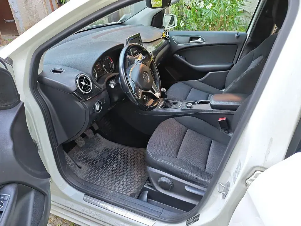 Gebraucht Mercedes B180 122 PS (89 kW) 2013 Weiß Kleinwagen