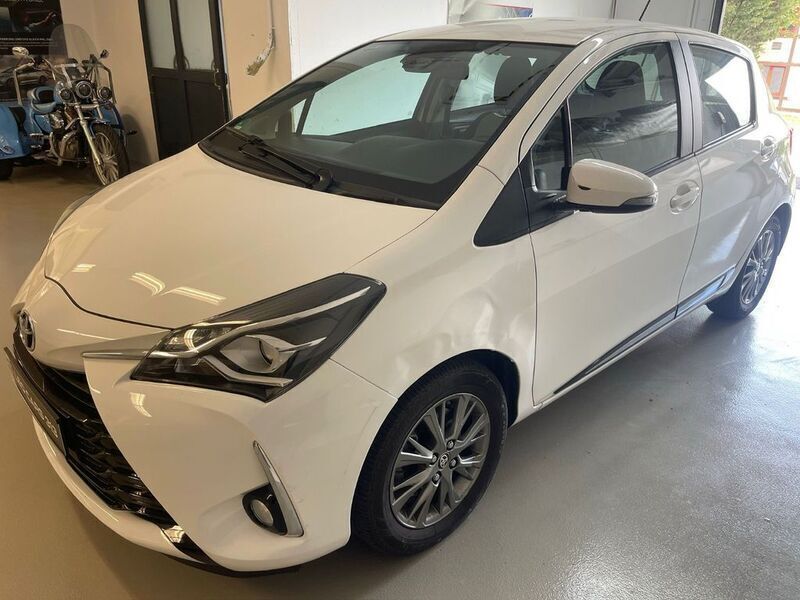 Weiß Gebraucht 2018 Toyota Yaris Comfort Limousine | 10.790 € (Superpreis) - Bild 1/4