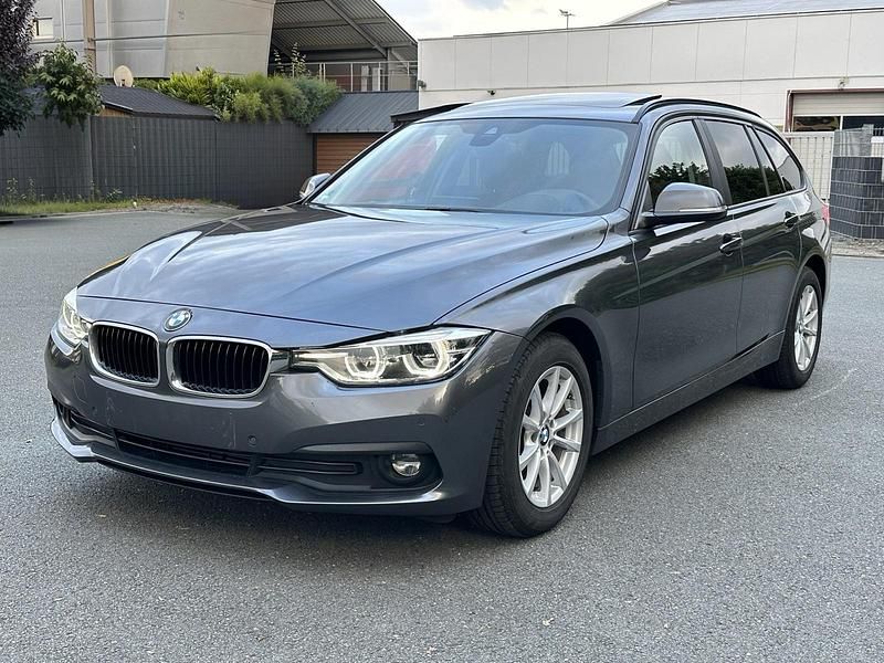 Grau Gebraucht 2017 BMW 320 Sport Line Kombi | 17.239 € (Fairer Preis) - Bild 1/4