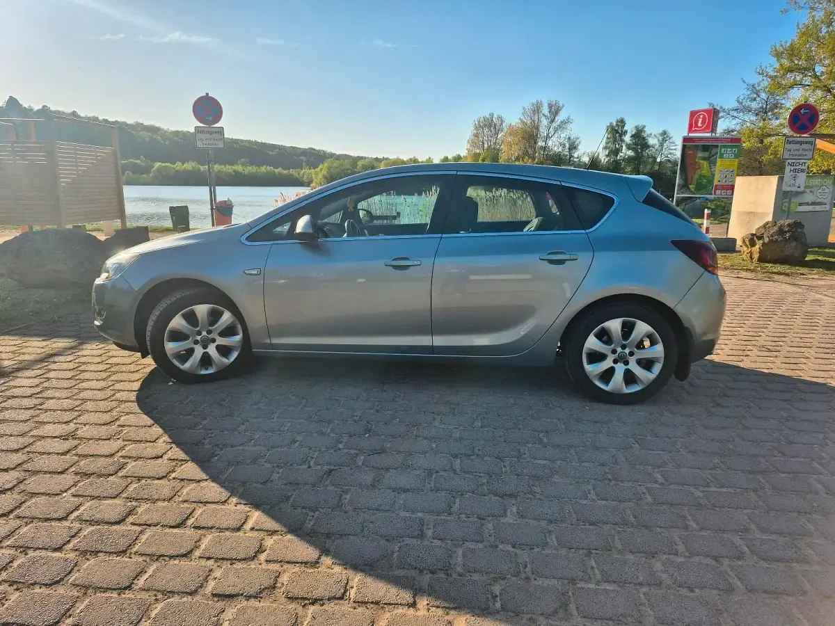 Gebraucht Opel Astra 140 PS (102 kW) 2012 Limousine