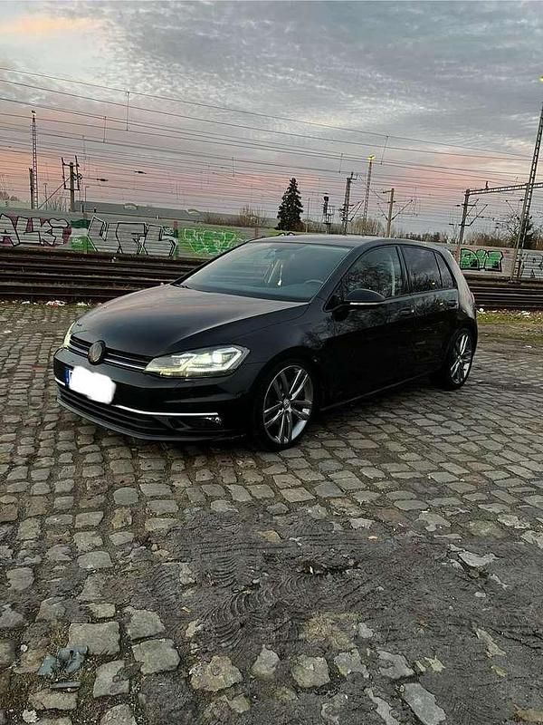Schwarz Gebraucht 2018 VW Golf VII Highline Kleinwagen | 17.500 € (Fairer Preis) - Bild 1/4