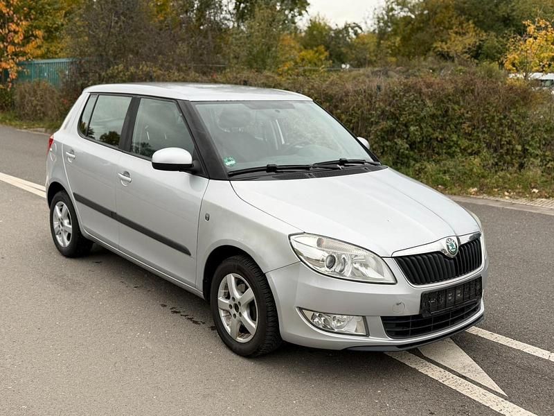 Silber Gebraucht 2011 Skoda Fabia Kleinwagen | 2.490 € (Fairer Preis) - Bild 1/4