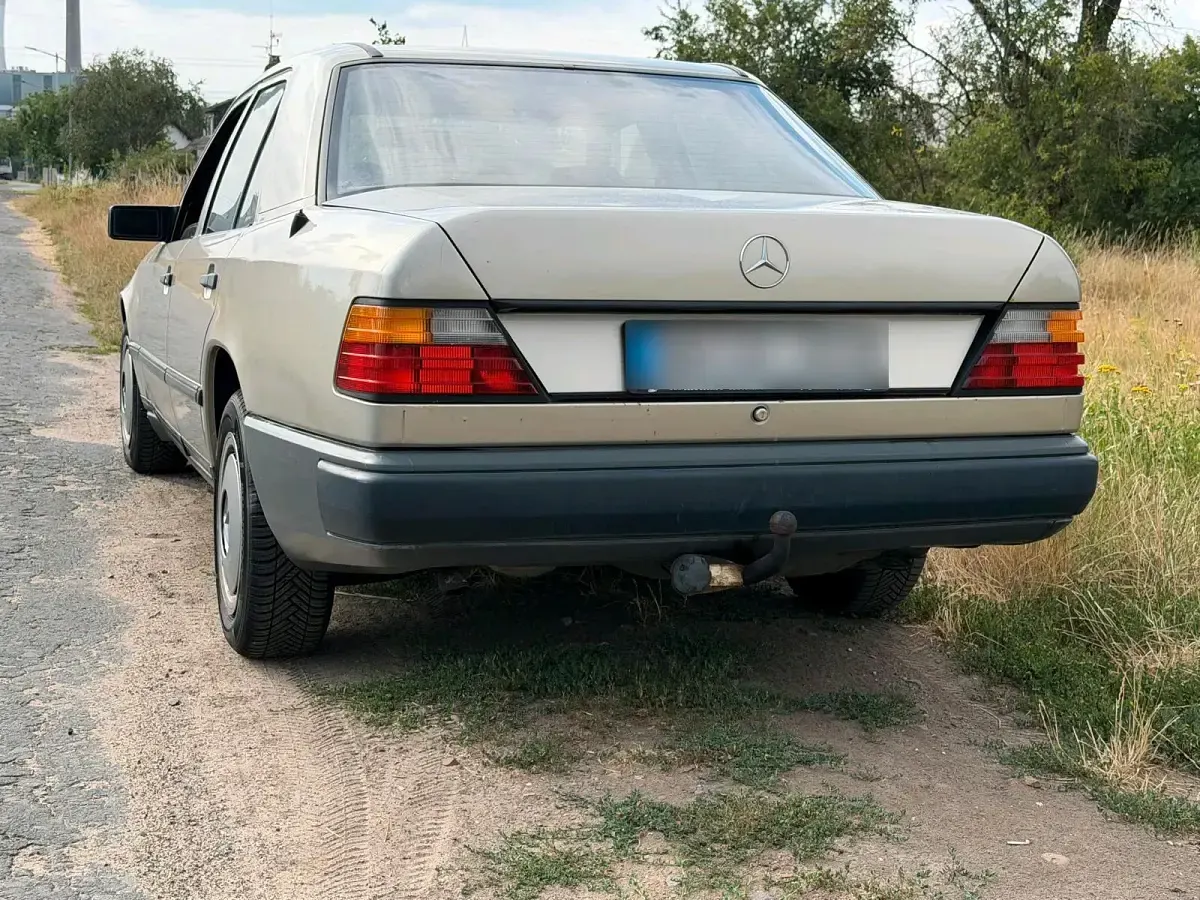 Gebraucht Mercedes E230 132 PS (97 kW) 1987 Grau Limousine