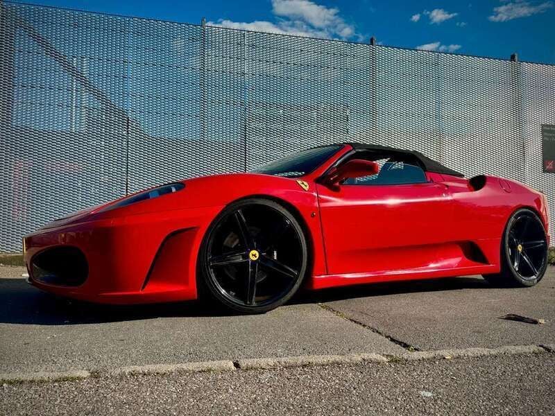 Weiss aktuell rosso foliert Gebraucht 2008 Ferrari F430 Cabrio | 91.900 € - Bild 1/4