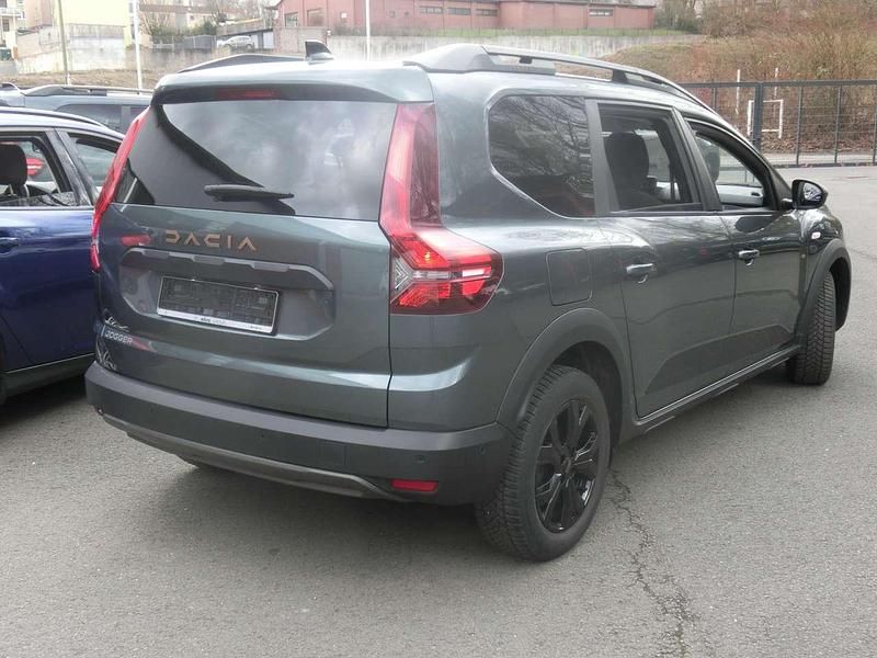 Gebraucht Dacia Jogger Extreme 91 PS (66 kW) 2024 Oxidgrün  metallic Van / Kleinbus