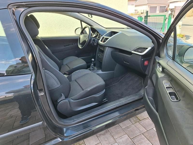 Gebraucht Peugeot 207 95 PS (69 kW) 2011 Schwarz Kleinwagen