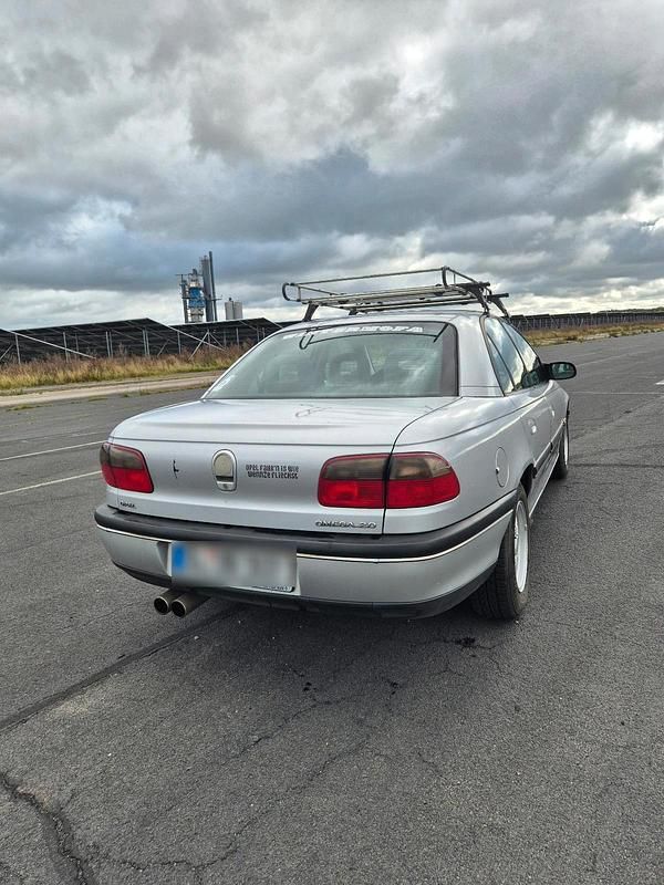 Gebraucht Opel Omega 116 PS (85 kW) 1996 Silber Limousine