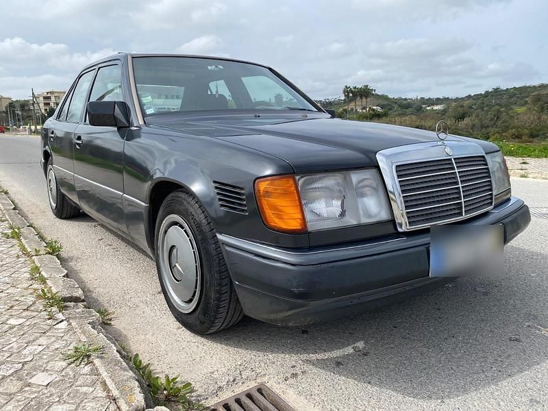 Second-hand Mercedes E250 126 CP (92 kW) 1993 Negru Berlinǎ