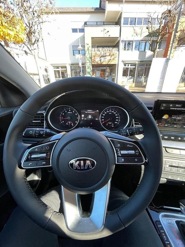 Grau Gebraucht 2020 Kia Ceed Spirit Kleinwagen | 15.500 € (Guter Preis) - Bild 1/4
