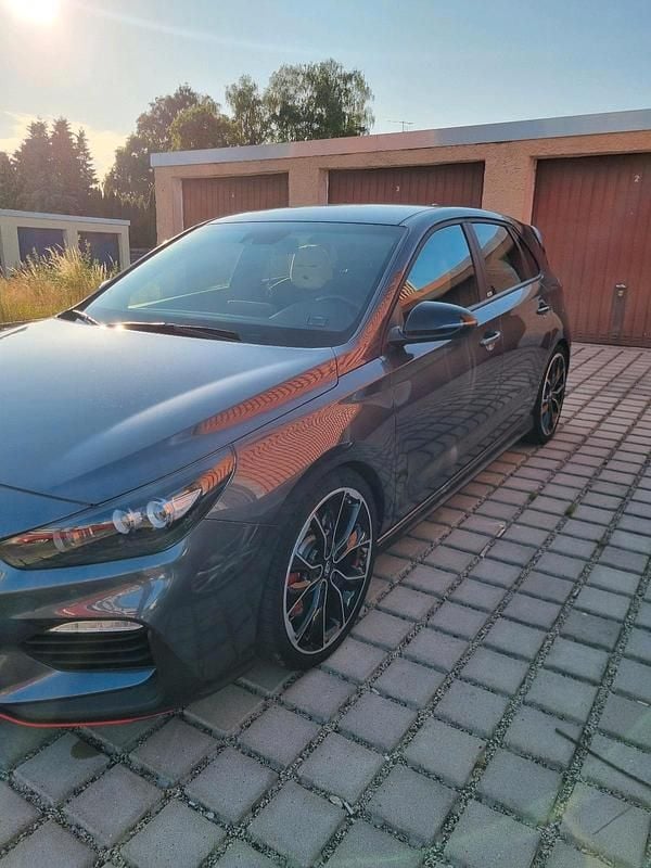 Grau Gebraucht 2020 Hyundai i30 Limousine | 26.300 € (Fairer Preis) - Bild 1/4