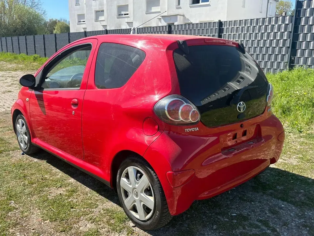 Gebraucht Toyota Aygo 68 PS (50 kW) 2011 Rot Kleinwagen