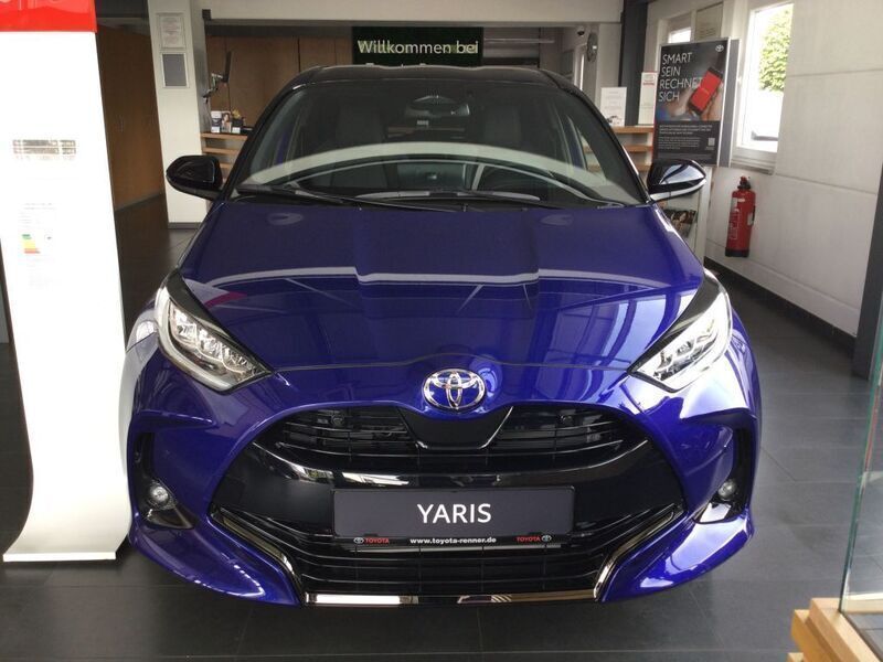Blau Neu 2025 Toyota Yaris Hybrid Plus Limousine | 30.890 € (Etwas zu teuer) - Bild 1/4