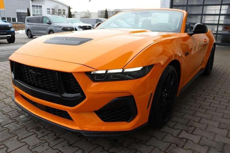 Neu Ford Mustang 446 PS (328 kW) 2026 Orange fury metallic Cabrio